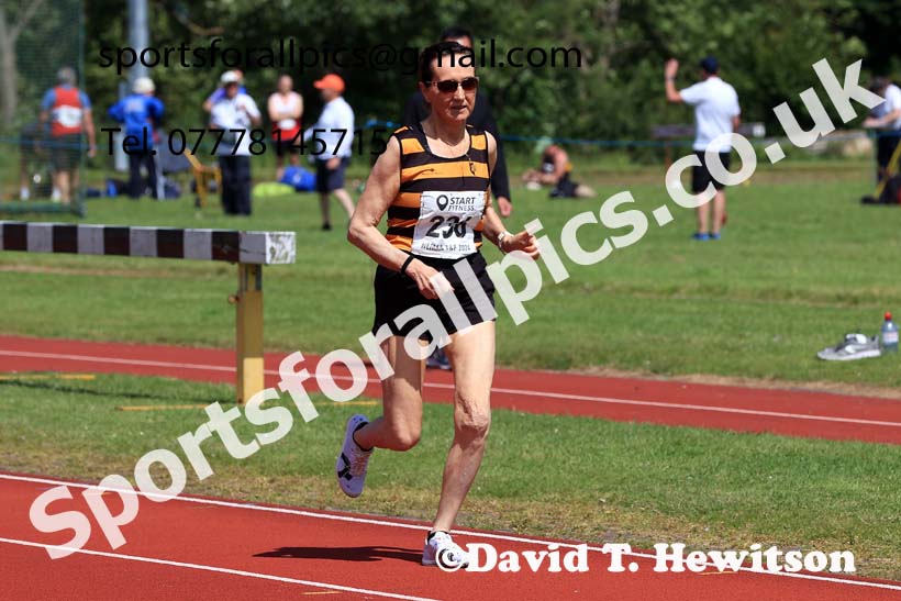 Womens 800 metres, 2024 NE Masters Track and Field Champs., Monkton Stadium, Jarrow.  Photo: David T. Hewitson/Sports for All Pics